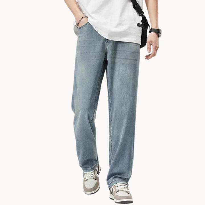Heren spijkerbroek met comfortabele rechte pasvorm. Casual straight fit jeans voor dagelijks gebruik.