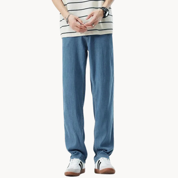 Donkergrijze straight leg herenbroek, casual en comfortabel voor het hele jaar door. Duurzame spijkerbroek.