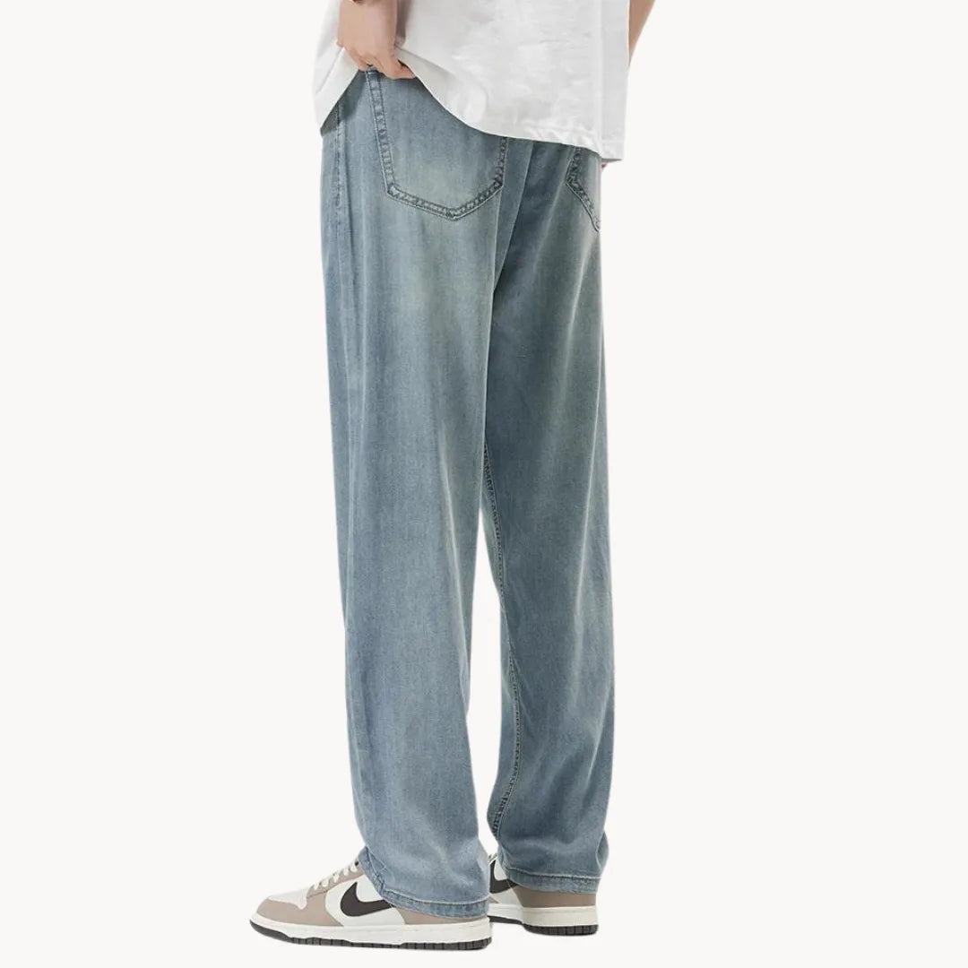 Lichtblauwe heren straight fit jeans, comfortabel en casual. Ideaal voor de zomer en dagelijks dragen.