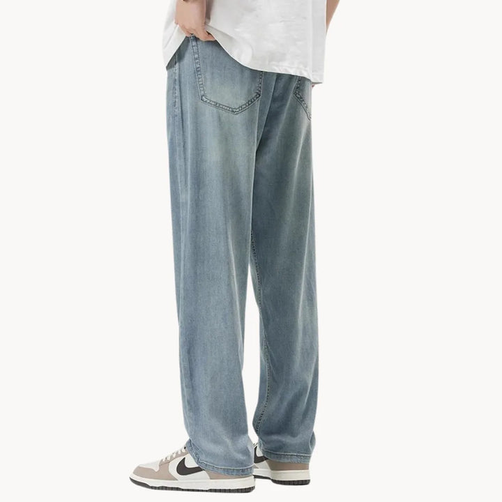 Lichtblauwe heren straight fit jeans, comfortabel en casual. Ideaal voor de zomer en dagelijks dragen.