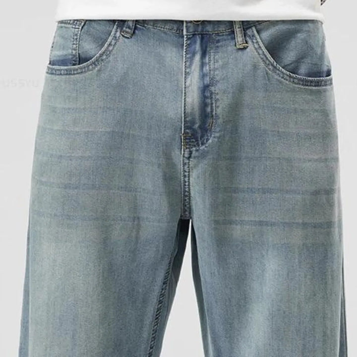 Donkergrijze heren spijkerbroek, rechte pasvorm. Comfortabele straight leg jeans voor casual zomerlooks.