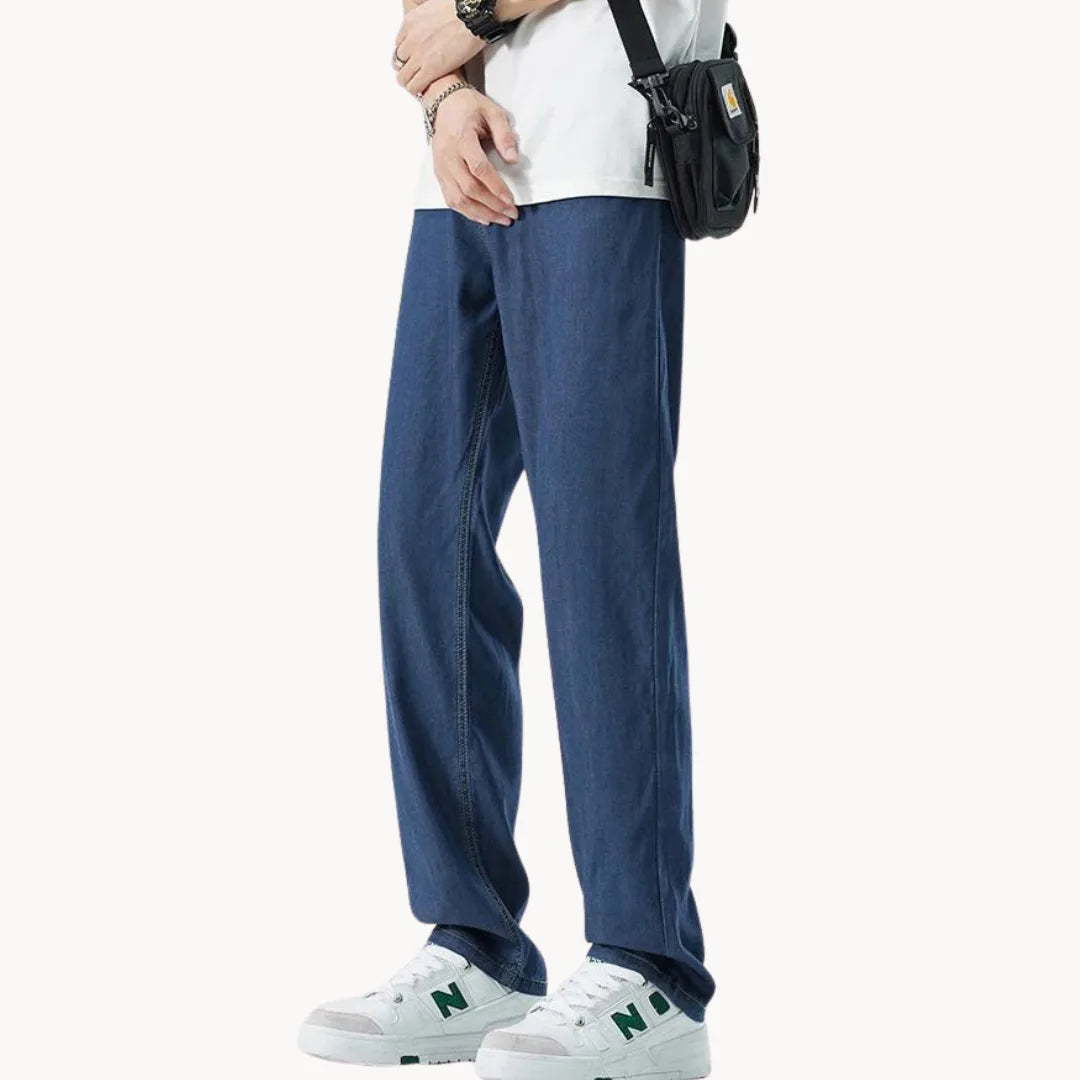 Lichtblauwe casual heren spijkerbroek, rechte pasvorm, perfect voor een zomerse dag. Comfortabele straight leg.