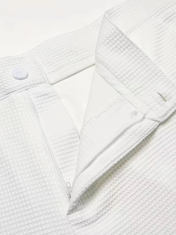 Moderne herenbroek met rechte pijpen voor een slanke, comfortabele pasvorm. Perfect voor elke gelegenheid.