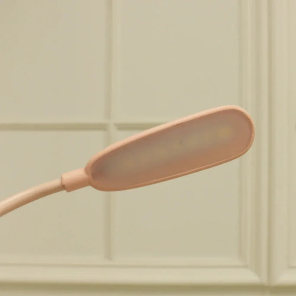 Overzicht BrightBuddy kinderleeslamp hert met oogbescherming, inclusief USB-kabel en nachtlampje functie.