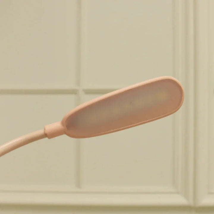 Overzicht BrightBuddy kinderleeslamp hert met oogbescherming, inclusief USB-kabel en nachtlampje functie.