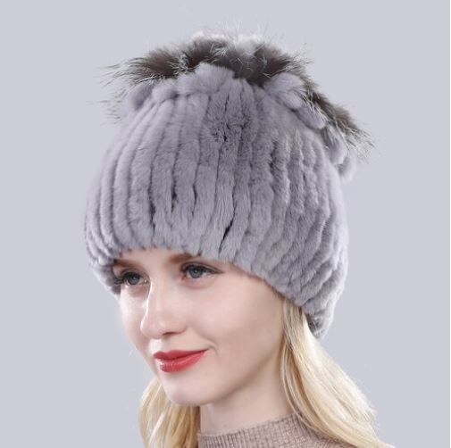 Modieuze druifkleurige damesmuts met luxueus bont, houdt je warm en voegt stijl toe aan je winteroutfit.