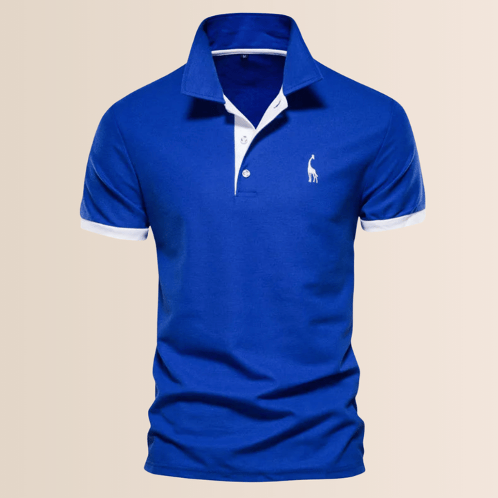 Man draagt stijlvol effen heren poloshirt met opstaande kraag, perfect voor casual lente/zomer. Comfortabele herenmode.