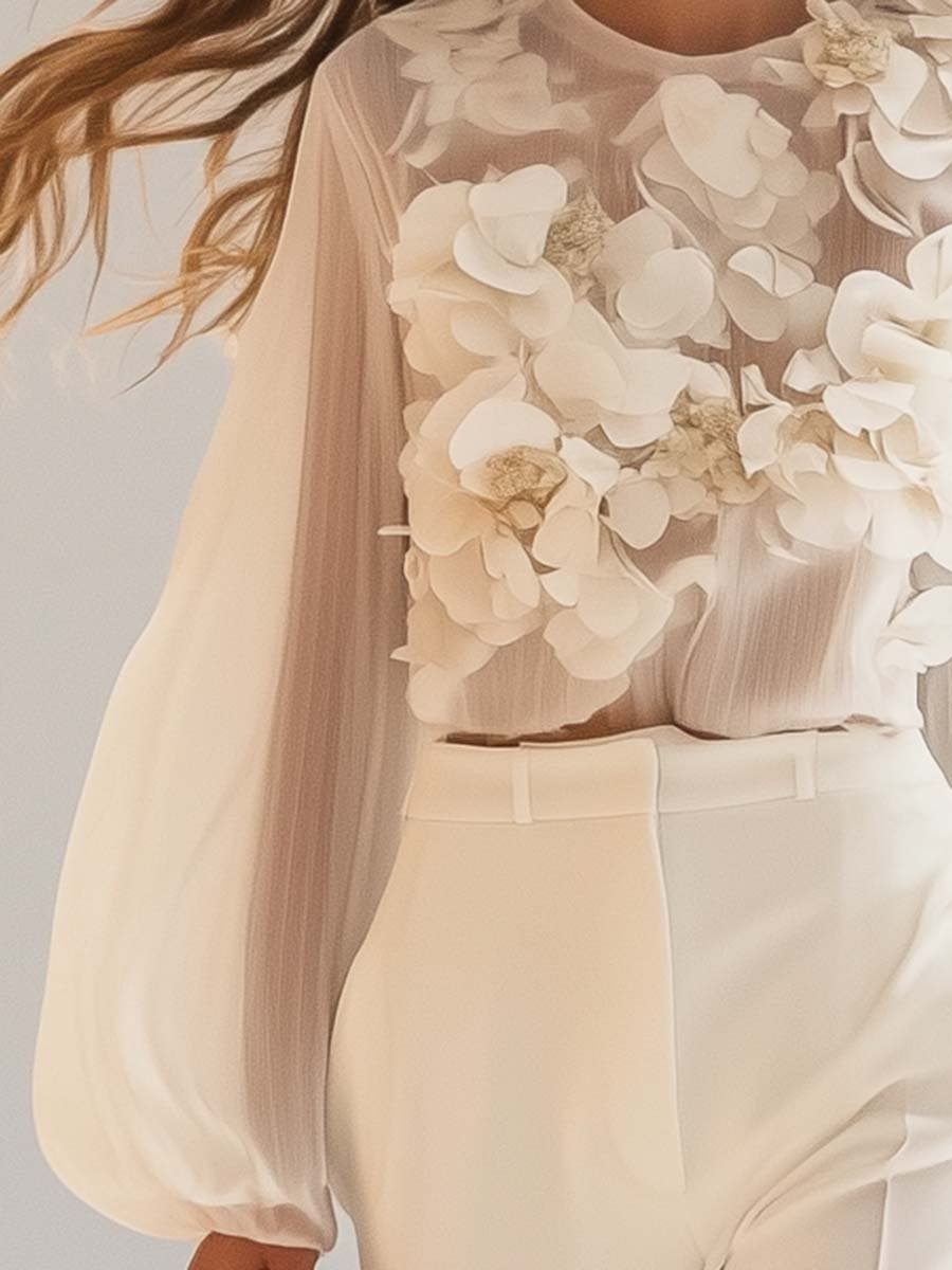 Lichte witte damesblouse met prachtige 3D bloemen en luchtige stof, ideaal voor de zomer, combineert casual en chique.