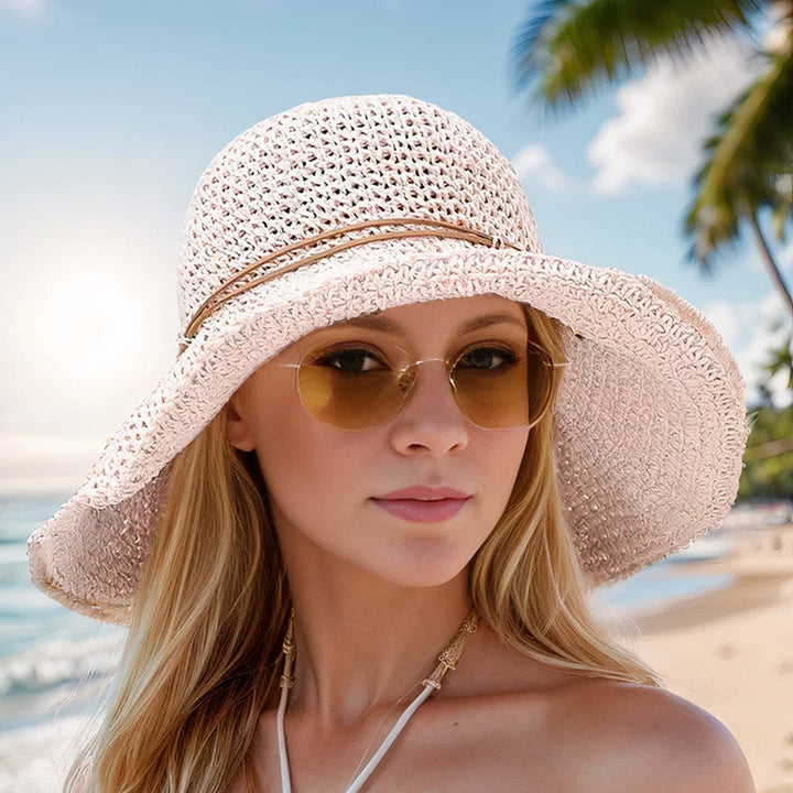 Praktische dames zomerhoed, opvouwbaar en met brede rand. Perfecte strohoed voor strand, reizen en UV-bescherming.