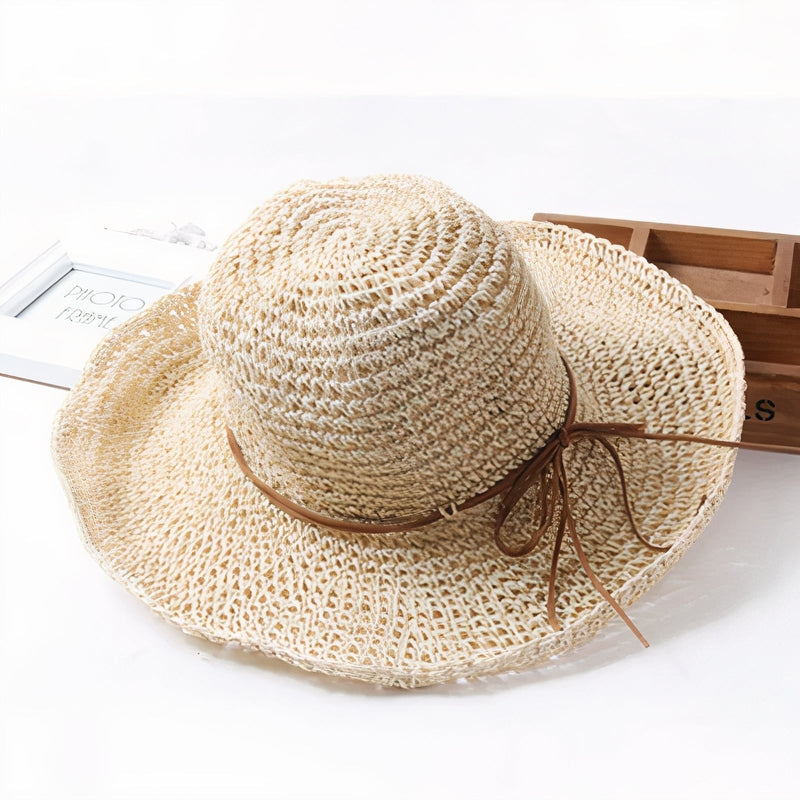 Stijlvolle strohoed voor dames met brede rand, ideaal als opvouwbare strandhoed en zomerse modeaccessoire.