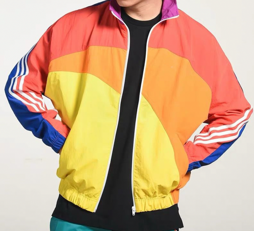 Unisex regenboog jack uit '99 collectie. Stijlvol retro jack, perfect voor lente en casual buitenkleding.