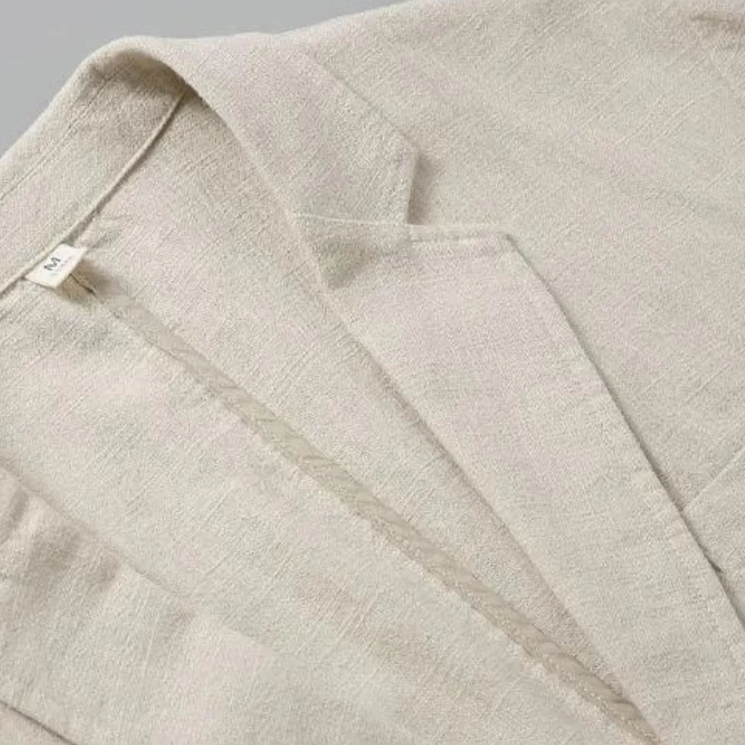 Man draagt elegante linnen herenblazer met reverskraag, ideaal voor een frisse, stijlvolle lente outfit.