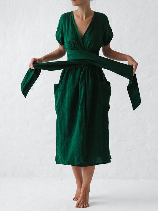 Bruine dames wikkeljurk met strikceintuur. Comfortabele V-hals jurk, perfect als casual zomerjurk.