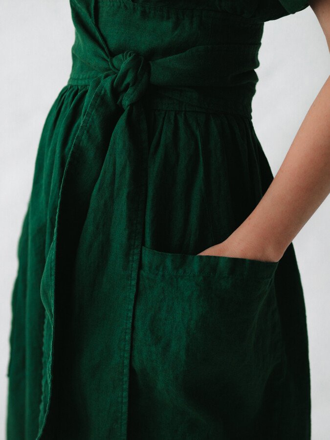 Lange dames wikkeljurk met strikceintuur. Ideale zomerjurk, ook geschikt als elegante feestjurk.