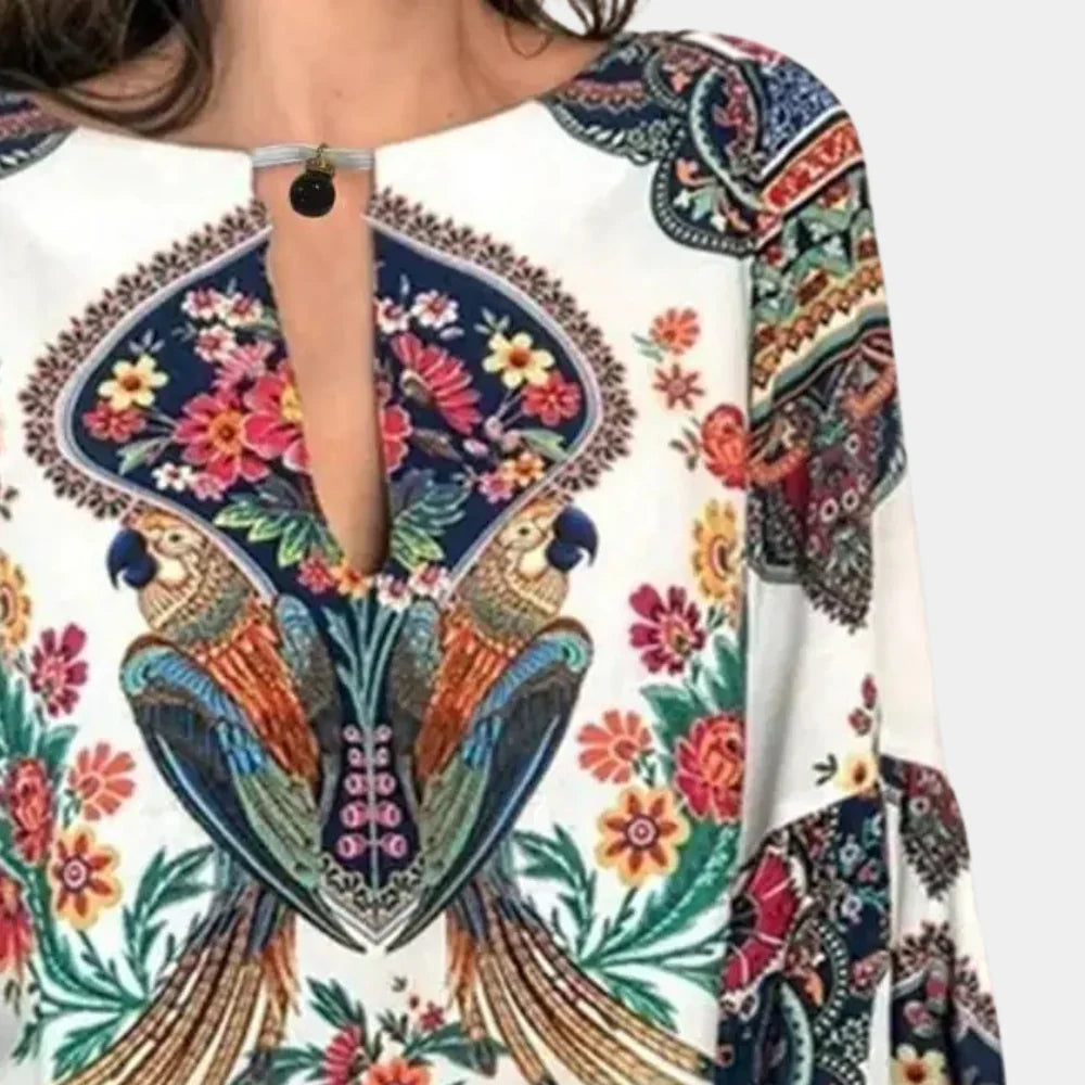 Casual Hoymans damesblouse met bloemenprint en korte mouw, een modieuze en luchtige keuze voor de zomer.