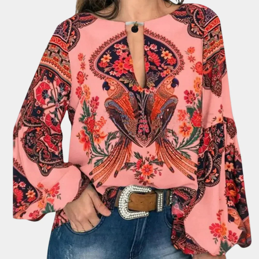 Modieuze dames zomerblouse van Hoymans met frisse bloemenprint, korte mouwen en luchtige stof.