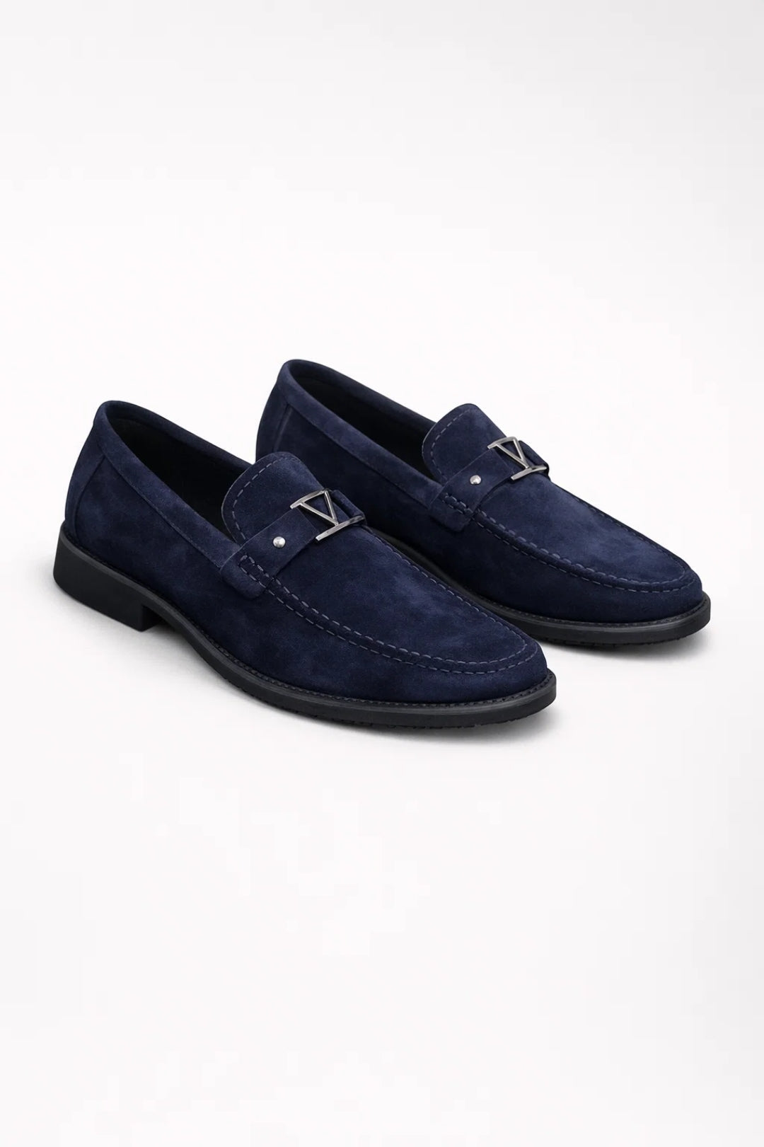 Marineblauwe heren loafers met elegante gesp. Comfortabele instappers voor een stijlvolle, smart-casual look.