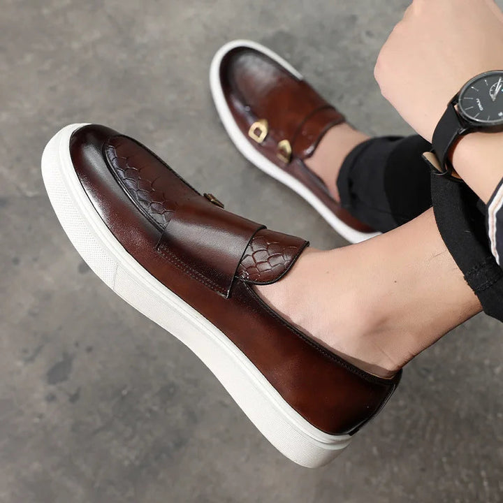 Bruine heren loafers met elegante gespdetails. Stijlvolle instappers voor zowel zakelijk als casual gebruik.