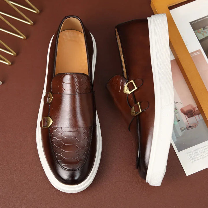 Close-up van de stijlvolle gesp op zwarte leren heren loafers. Elegante en comfortabele instappers.