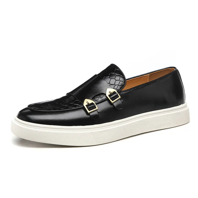 Zwarte leren heren loafers, zij-aanzicht, met subtiele gespdetail. Klassieke, comfortabele instappers voor elke man.