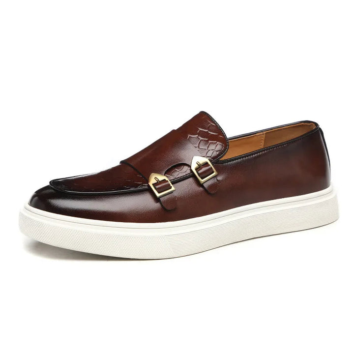 Volledige weergave van elegante heren loafers met gesp. Veelzijdige instappers, geschikt voor zakelijk en casual.
