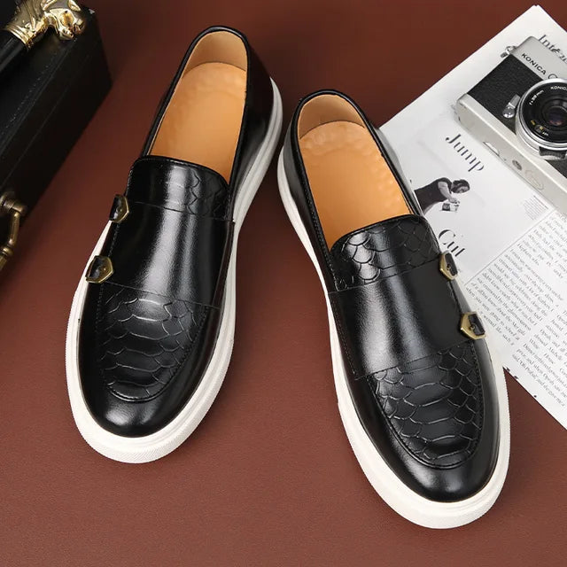Zwarte heren loafers met gesp, ideaal voor een klassieke zakelijke of casual stijl. Comfortabele instappers.