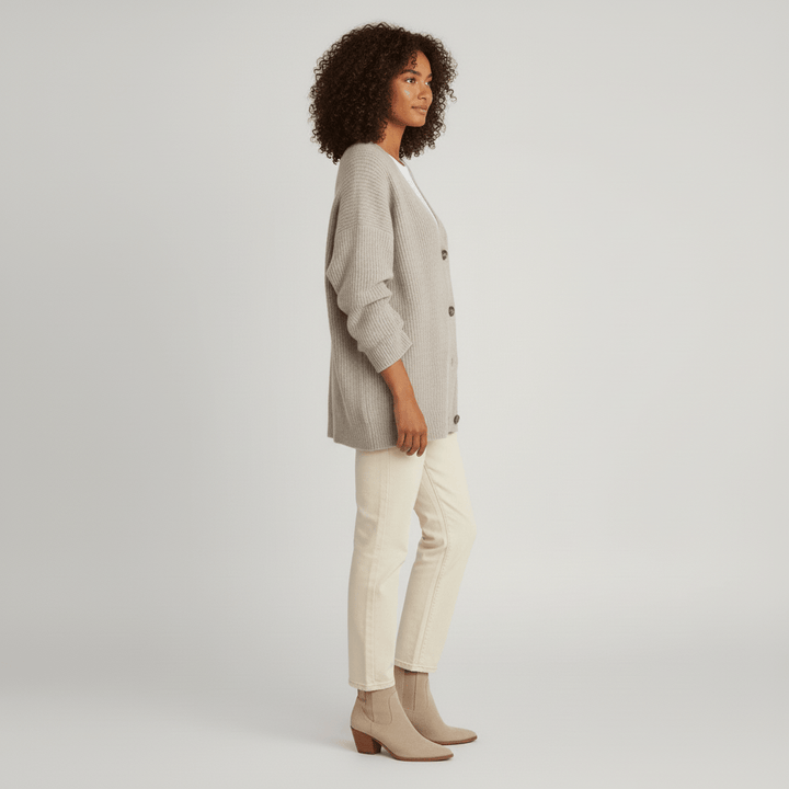 Beige losvallend damesvest met knoopsluiting. Warme, comfortabele cardigan perfect als tussenlaag.