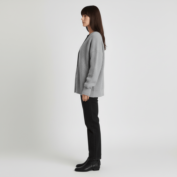 Bruin losvallend vest voor dames, met knoopsluiting. Comfortabele, warme cardigan voor een stijlvolle look.