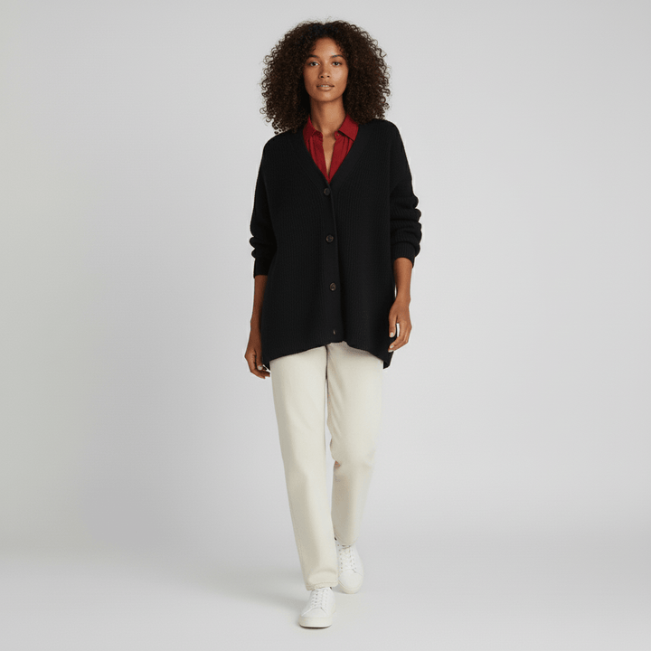 Wit losvallend damesvest met knoopsluiting. Elegante, warme cardigan; veelzijdig als tussenlaag.