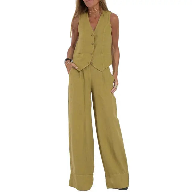 Gedetailleerd beeld van de zachte stof van de dames tweedelige vest en broek set. Comfortabel en stijlvol.