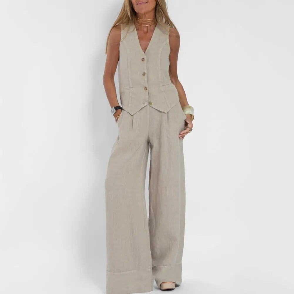 Dames comfort set met vest en broek, zijaanzicht. Tweedelig, modieus en relaxte pasvorm.
