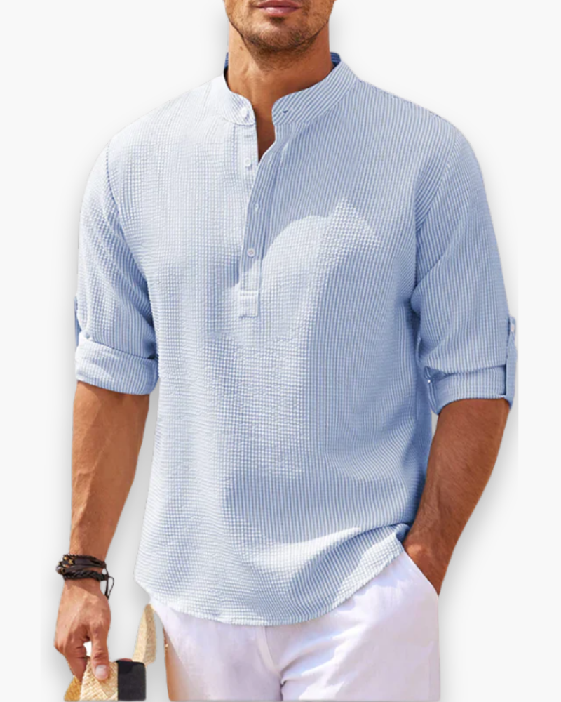 Model draagt casual heren zomeroverhemd met korte mouwen, comfortabel en stijlvol.