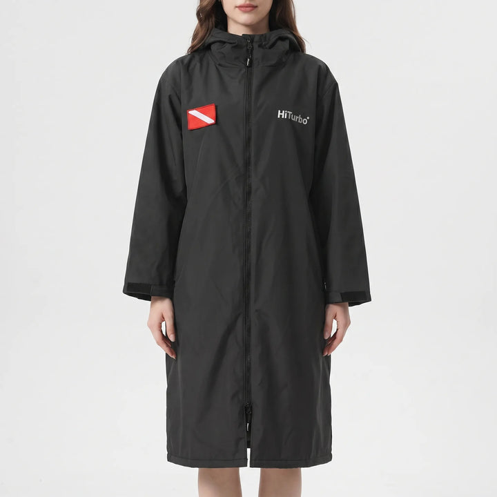 Unisex zwemjas met lange mouwen en capuchon voor extra warmte en comfort na wateractiviteiten.
