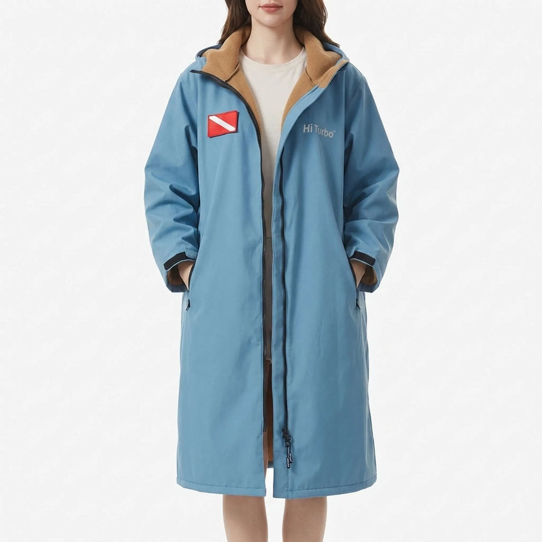 Praktische omkleedponcho met capuchon; makkelijk om te kleden op openbare plekken, warm en winddicht.
