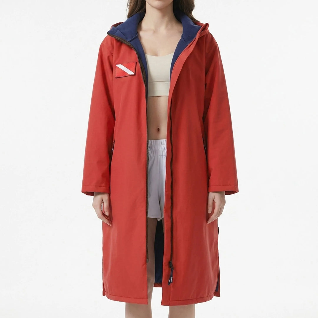 Lange mouwen unisex omkleedjas met capuchon, ideaal voor stranddagen en wateractiviteiten; biedt warmte en privacy.