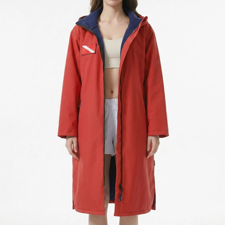 Lange mouwen unisex omkleedjas met capuchon, ideaal voor stranddagen en wateractiviteiten; biedt warmte en privacy.