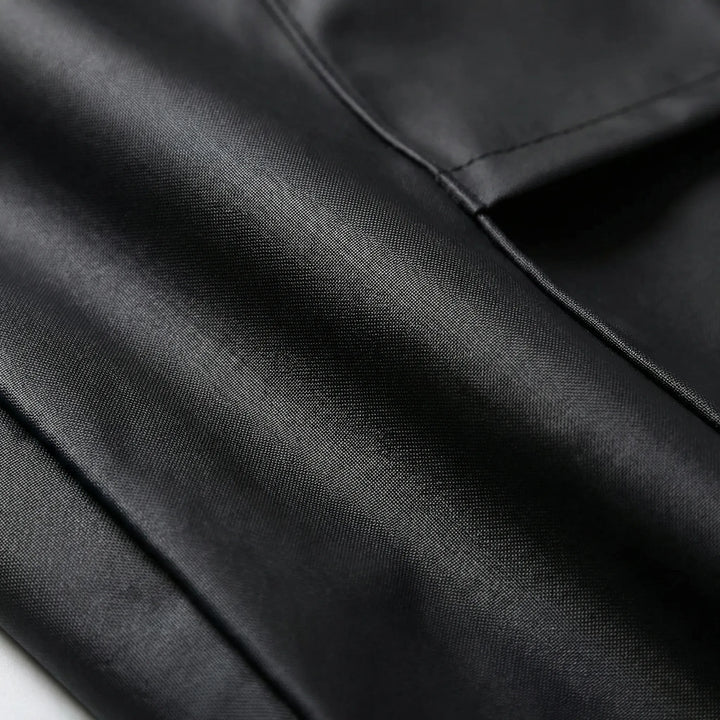 Zwarte unisex lange regenjas met capuchon, weerbestendig voor fietsen en motorrijden.