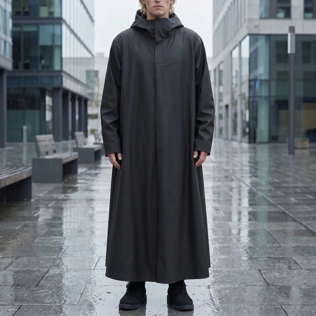 Man draagt khaki lange unisex regenjas met capuchon tijdens buitenactiviteit in de regen.