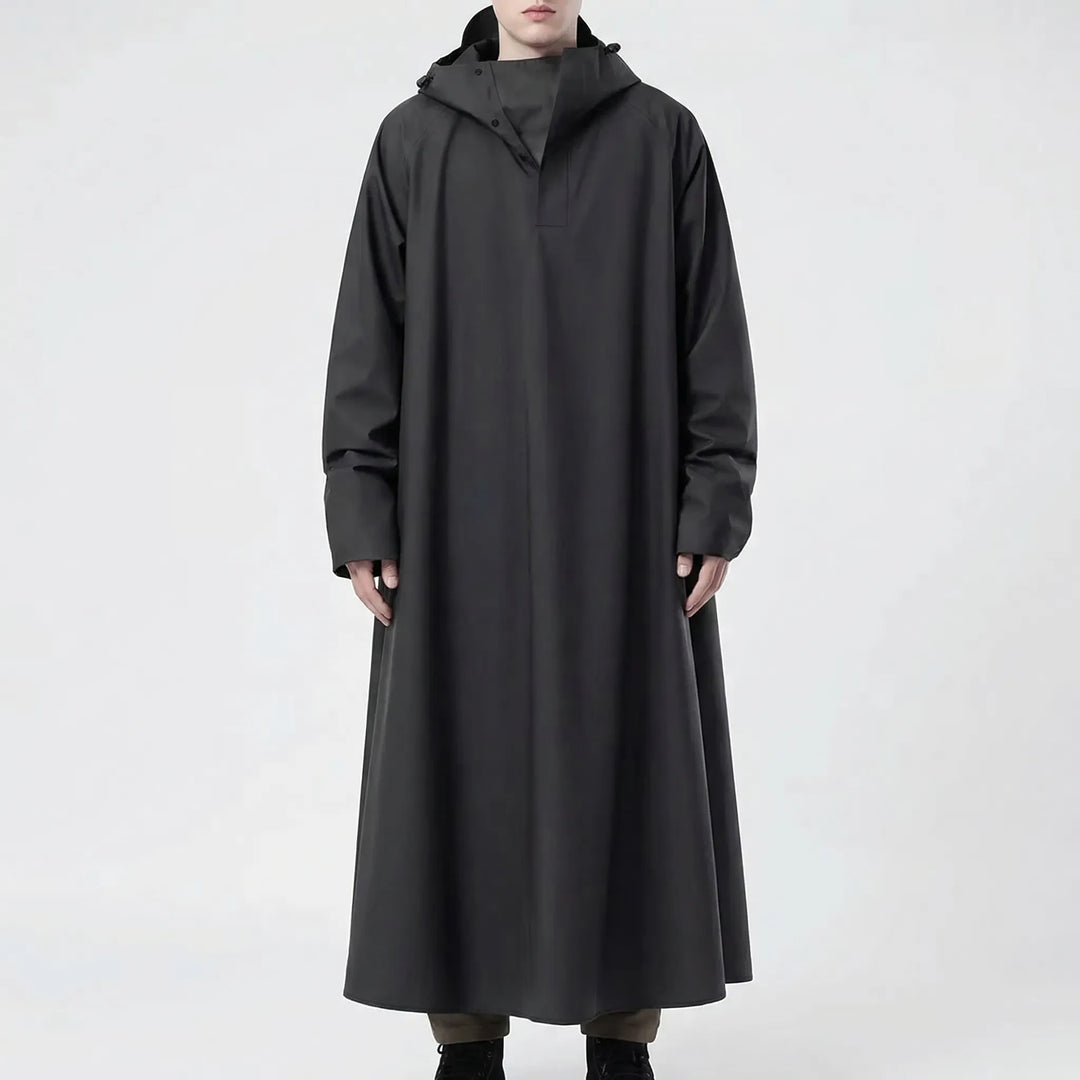 Volledige weergave van een zwarte lange waterdichte regenjas met capuchon, unisex model.