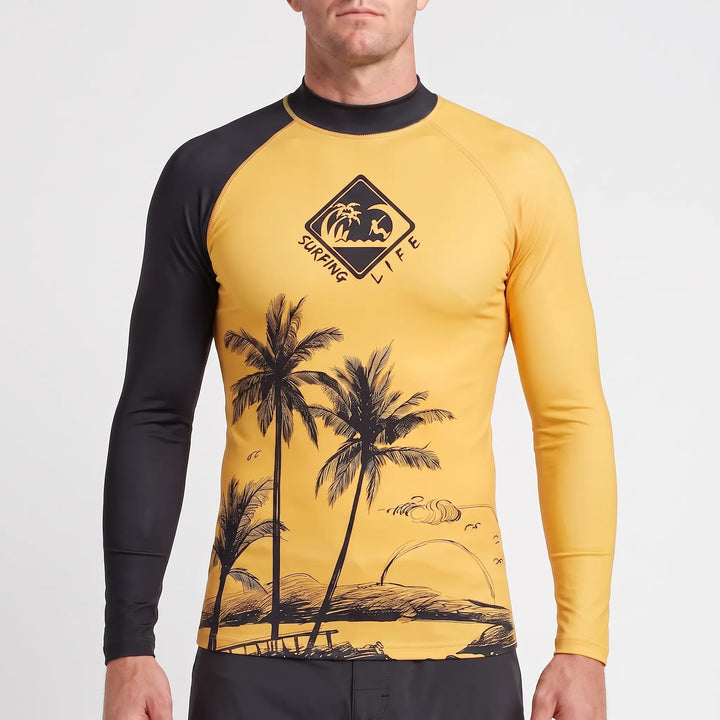 Moderne heren actieve kleding: een rashguard met lange mouwen, perfect voor diverse watersporten en zonbescherming.