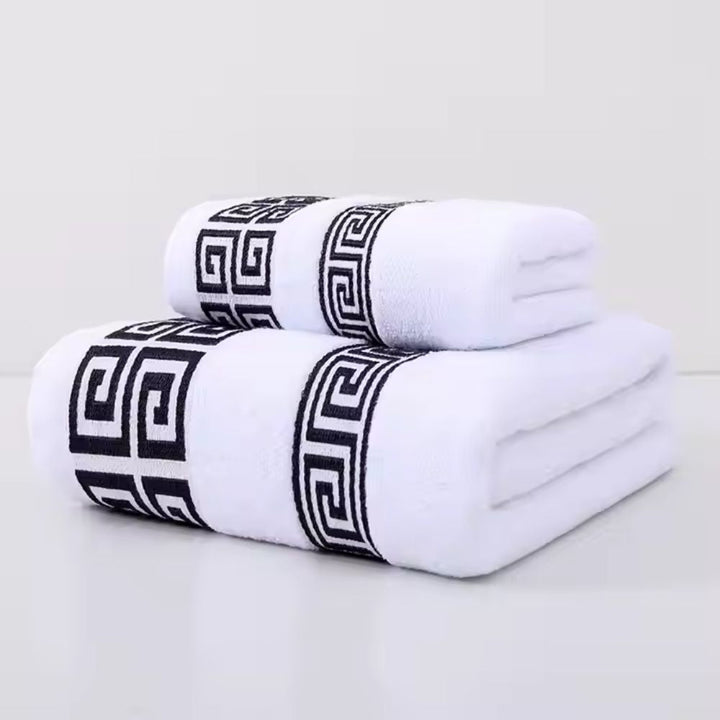 Zachte, absorberende katoenen badhanddoek gedrapeerd, voor luxe comfort en sneldrogend gemak in de badkamer.