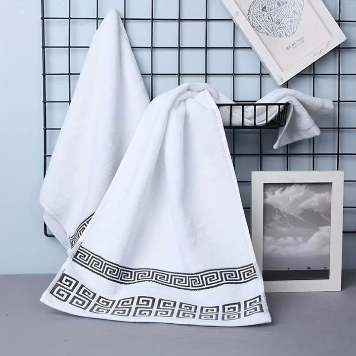 Stapel zachte, luxe katoenen handdoeken (badhanddoek inbegrepen), perfect absorberend voor uw elegante badkamer.