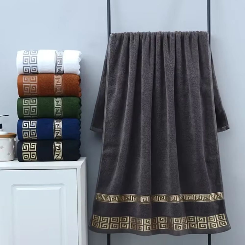 Luxe katoenen handdoekenset (terry) in elegante badkamer, zacht en absorberend comfort voor dagelijks gebruik.