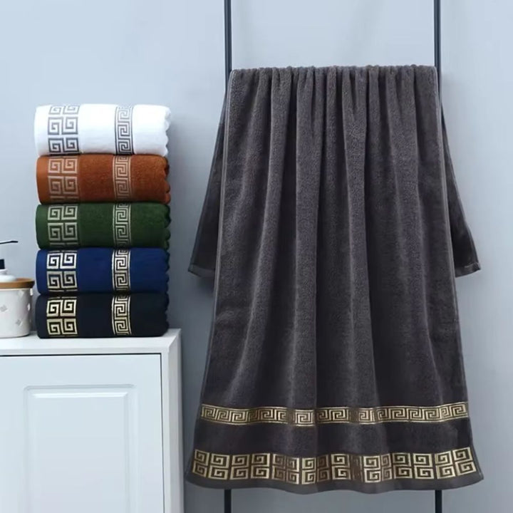 Luxe katoenen handdoekenset (terry) in elegante badkamer, zacht en absorberend comfort voor dagelijks gebruik.