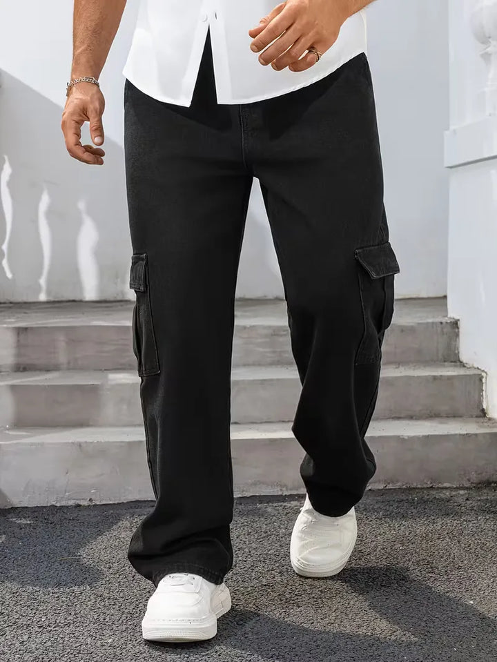 Zwarte heren comfort broek: loose fit cargo met rechte pijp. Essentieel voor een relaxte herfstlook.