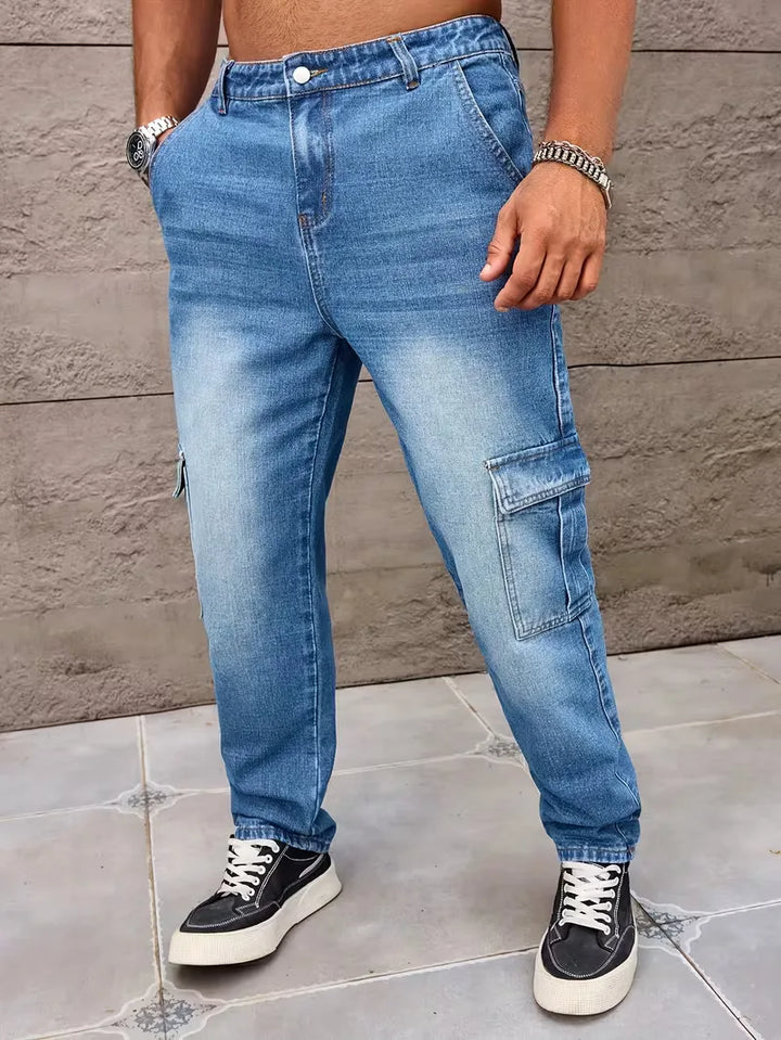 Donkergrijze loose fit cargo broek voor heren. Rechte pijp design, perfect voor een casual, robuuste stijl.