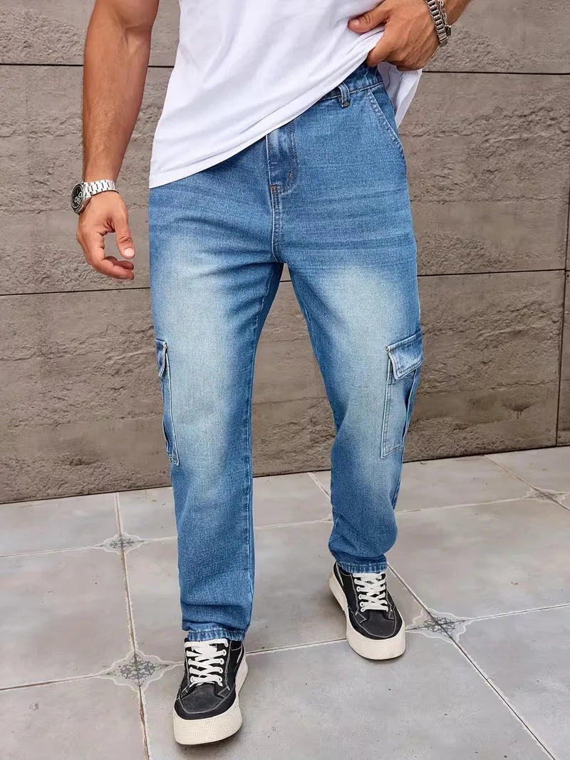 Zwarte heren broek met rechte pijp, loose fit cargo stijl. Combineert comfort met moderne streetwear.