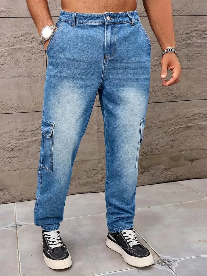 Blauwe heren casual broek, loose fit cargo met rechte pijp. Comfortabel en trendy voor dagelijks gebruik.