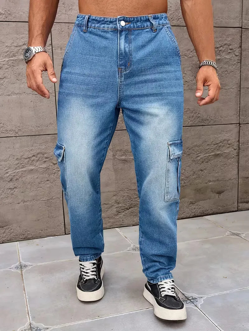 Heren loose fit cargo broek in donkergrijs, met rechte pijp. Robuuste stof en veelzijdige stijl.