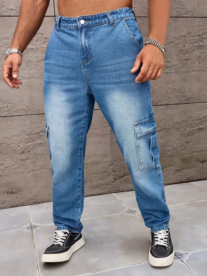 Trendy blauwe heren loose fit cargo broek met rechte pijp. Perfect voor een moderne streetwear outfit.